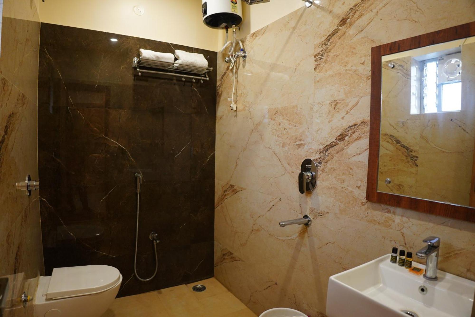 Hotel The Marutinandan Grand Deoghar Esterno foto